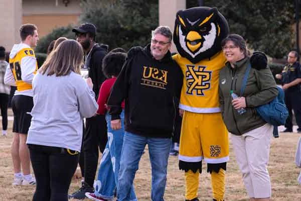 ksu parent posing with scrappy