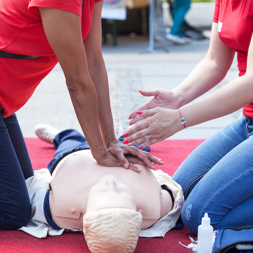 ksu student perfroming CPR on dummy